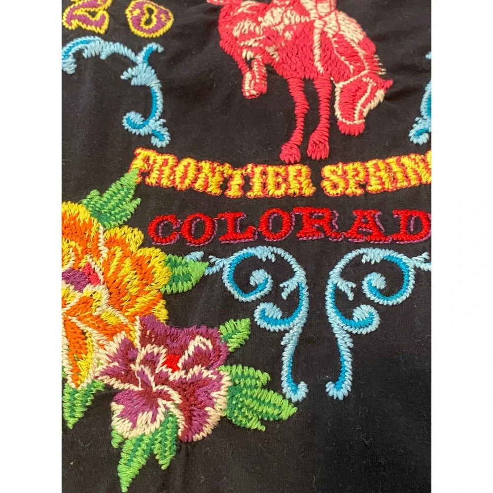 JWLA Johnny Was Black Embroidered Twisted Spur Rodeo Colorado V-Neck T-Shirt L - Picture 9 of 9